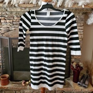 NWOT/ M&B Women 3/4 Sleeve Striped Round Neck Top